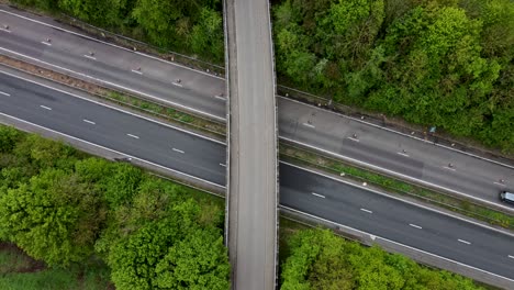 一座穿過a2雙車道的橋的鳥眼景觀 坎特伯里與汽車和貨車經過下面