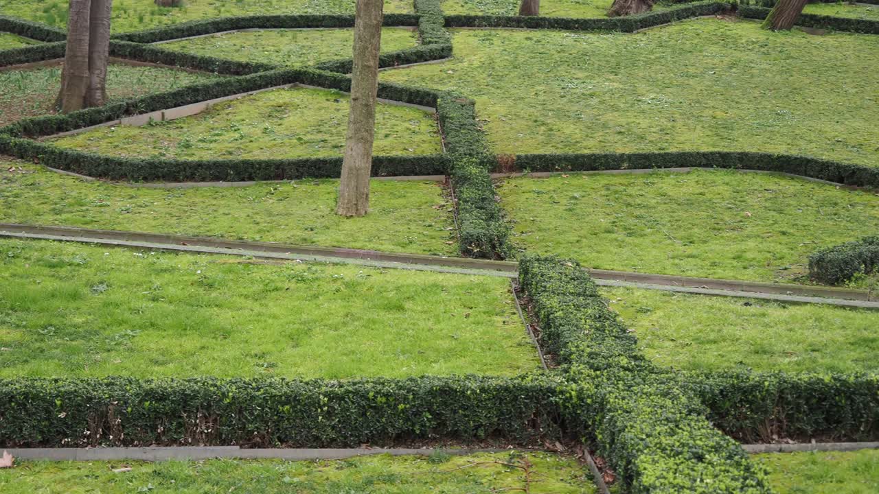 jardín formal con diseño geométrico