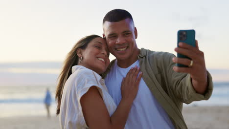 Amor,-Selfie-Y-Pareja-En-La-Playa.