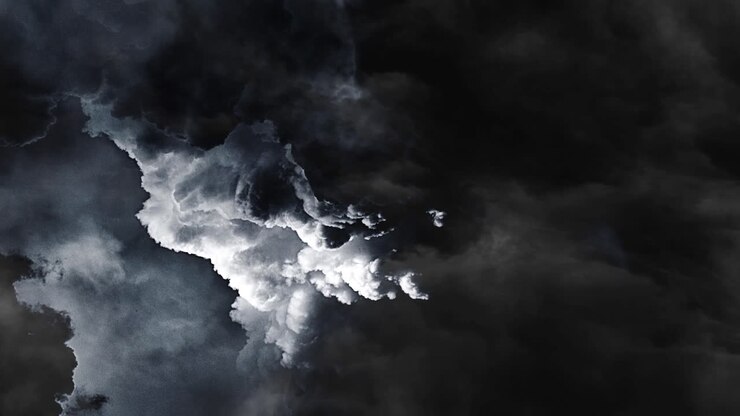 nubi cumuliformi scure con temporali e scioperi 4k