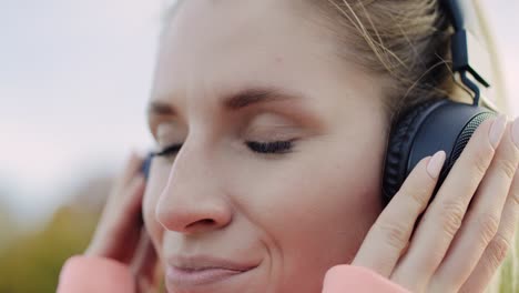 handheld uitzicht van vrouw luisteren naar muziek door koptelefoon