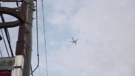 Blick-Auf-Ein-Flugzeug,-Das-Hoch-In-Den-Himmel-Fliegt