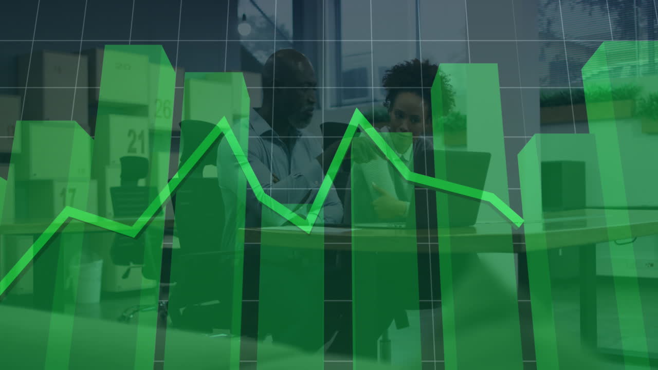 animación del procesamiento de datos sobre un hombre de negocios afroamericano y una mujer de negocios discutiendo