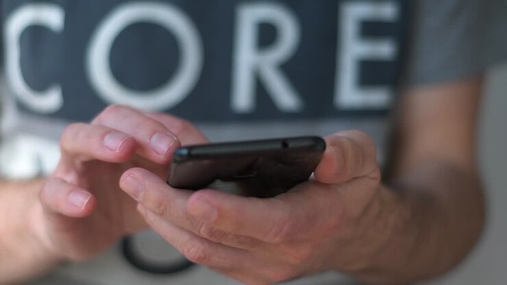 Uomo che utilizza smartphone