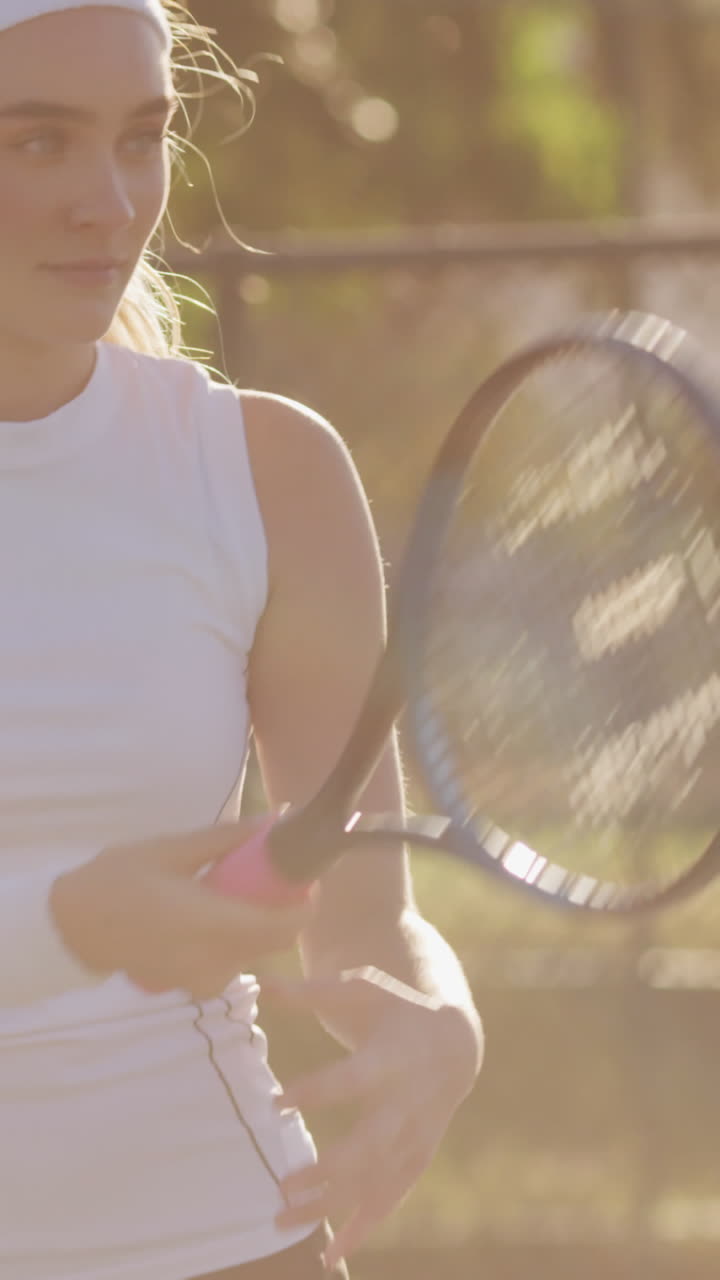 라켓을 들고 공을 때리는 초점을 맞춘 백인 여성 테니스 선수의 비디오