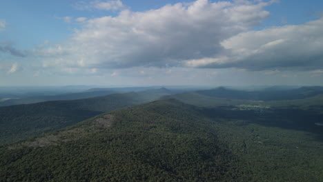 Tal-In-Den-Appalachen-Mit-Großen-Wolken