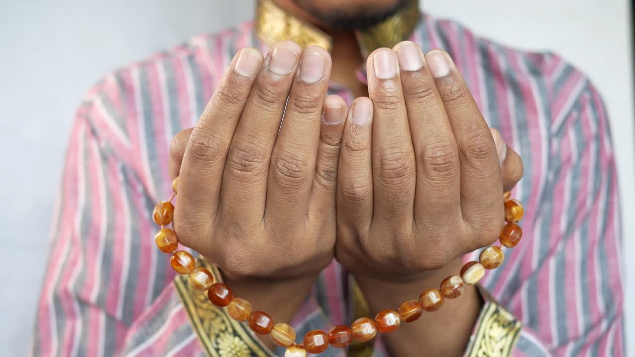 hombre musulmán en posición de oración