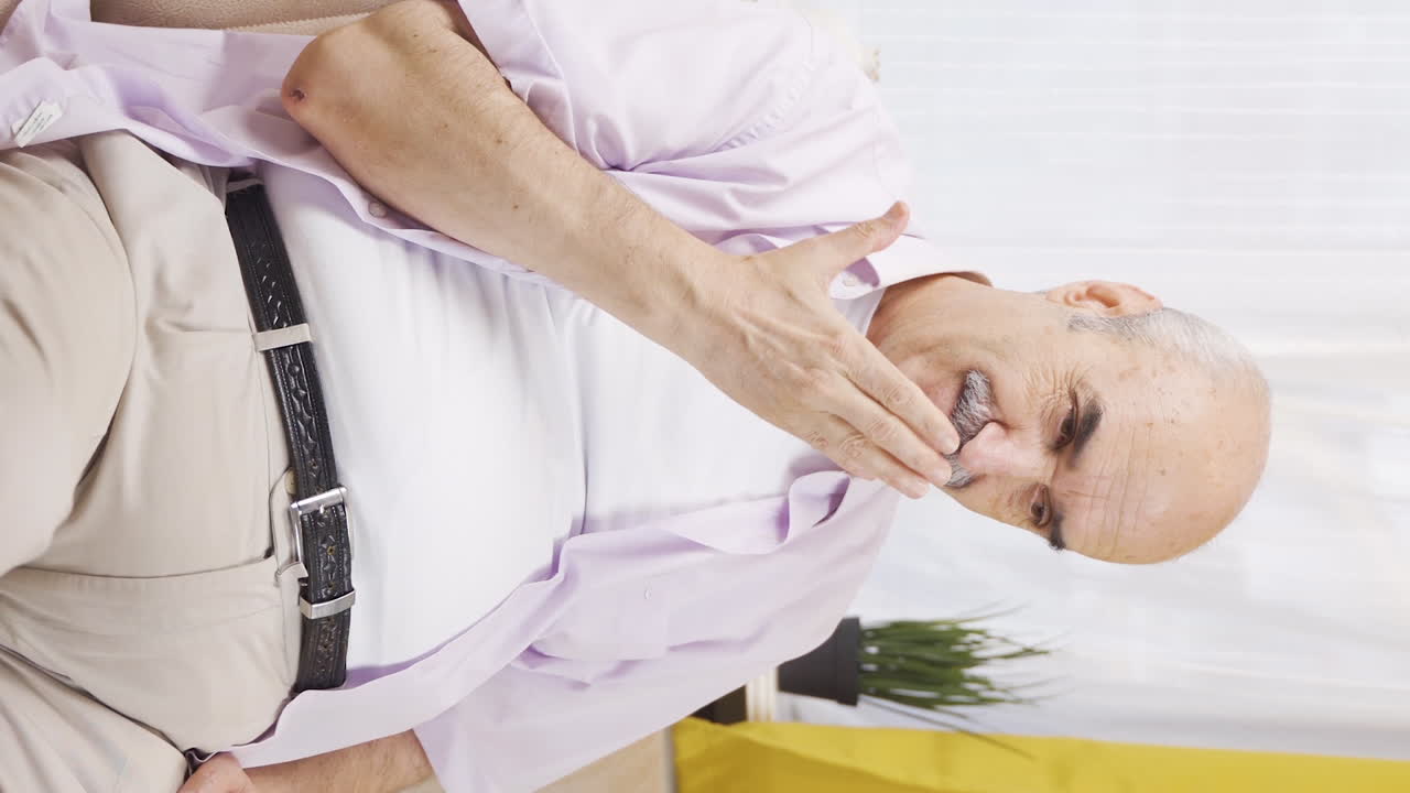 자기 자신에게 화를 내고 결함이 있는  ⁇ 은이의 수직 비디오입니다.