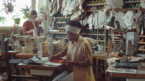 Schuhmacherinnen-Arbeiten-In-Der-Werkstatt