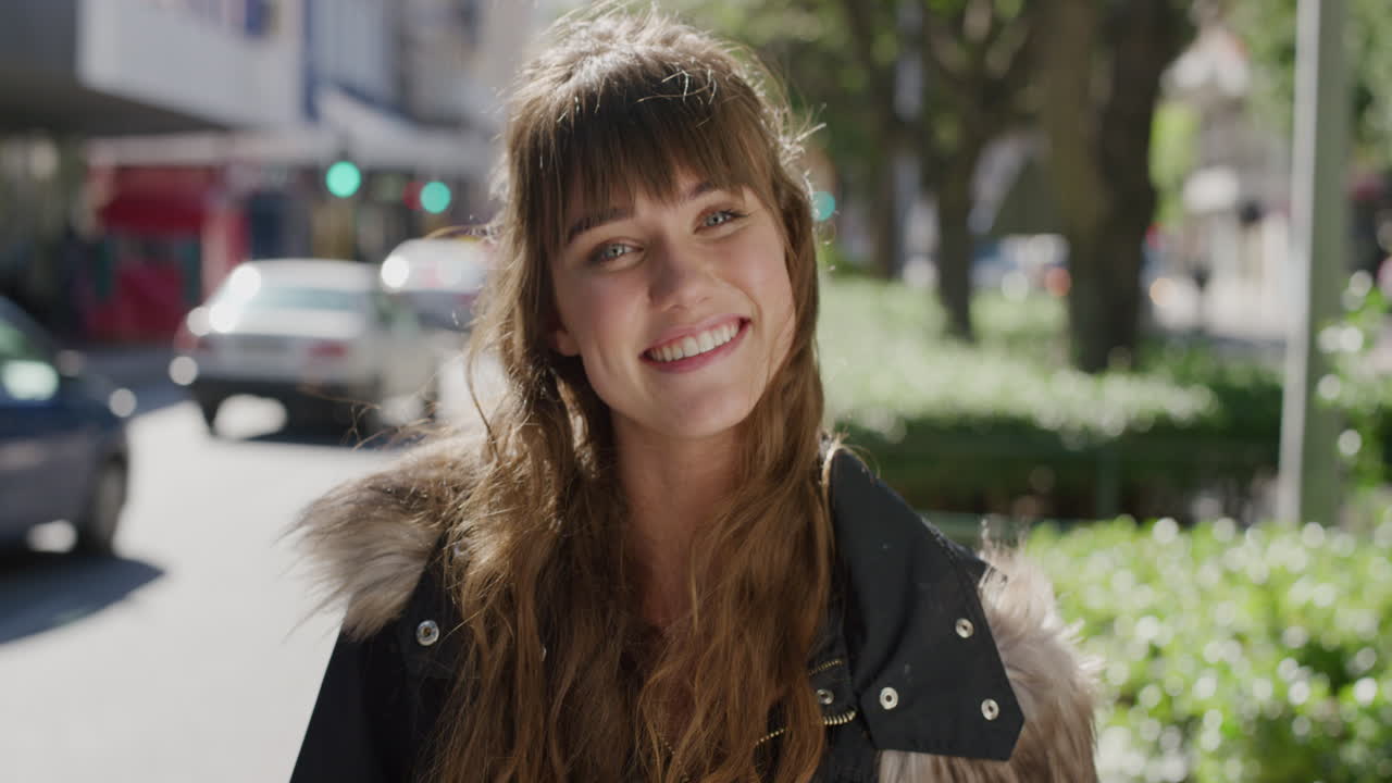 retrato de una hermosa mujer joven sonriendo alegre disfrutando de un día urbano soleado buscando positivo en el fondo de la calle de la ciudad movimiento lento