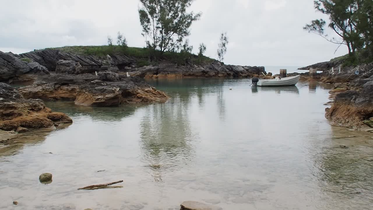 버뮤다 바다 위로 빛나는 햇살이 비치는 대부분 흐린 날