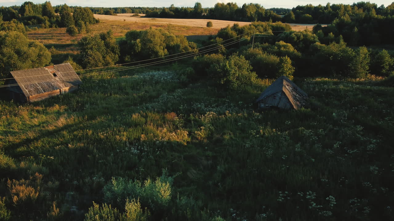 Casali abbandonati in un paesaggio rurale al tramonto