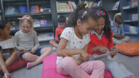 animación del procesamiento de hud sobre estudiantes primarios multirraciales que usan tabletas digitales en el aula