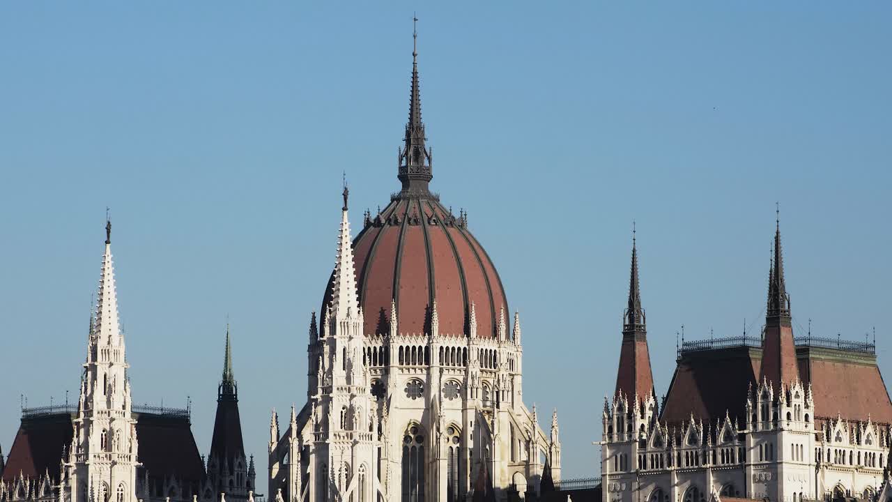 vista del centro de la ciudad de budapest con el edificio del parlamento y el río danubio en un día soleado, arquitectura gótica, toma a media distancia con torres
