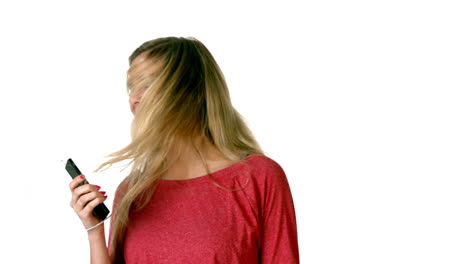 bonita rubia escuchando música con su teléfono inteligente