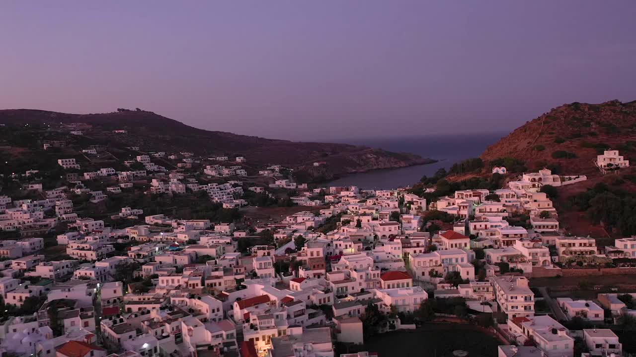 drone volando sobre la isla de patmos cristianismo imágenes aéreas ciudad océano