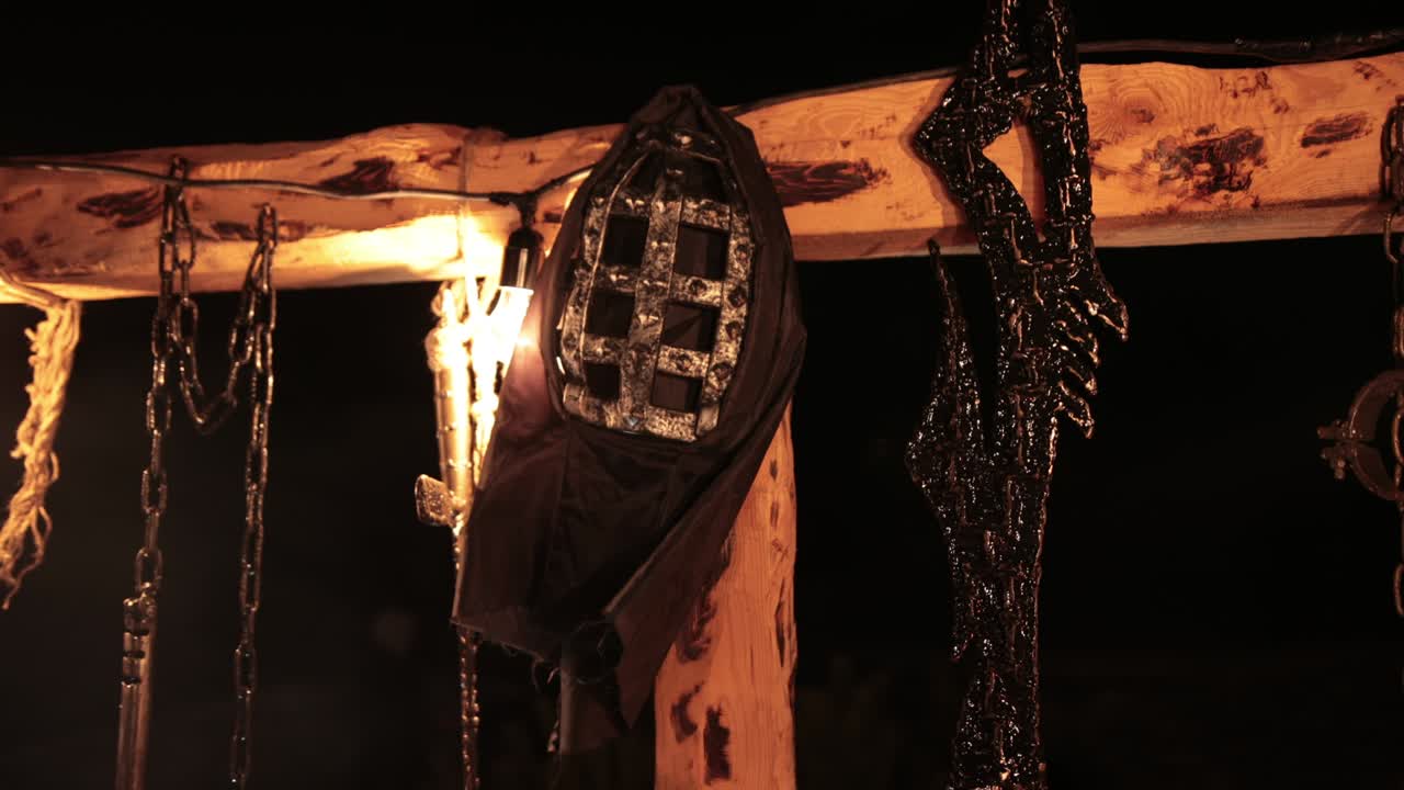 Bojová zbroj, vikingské nože s čepelemi. Podstavec pro souboj protivníků.