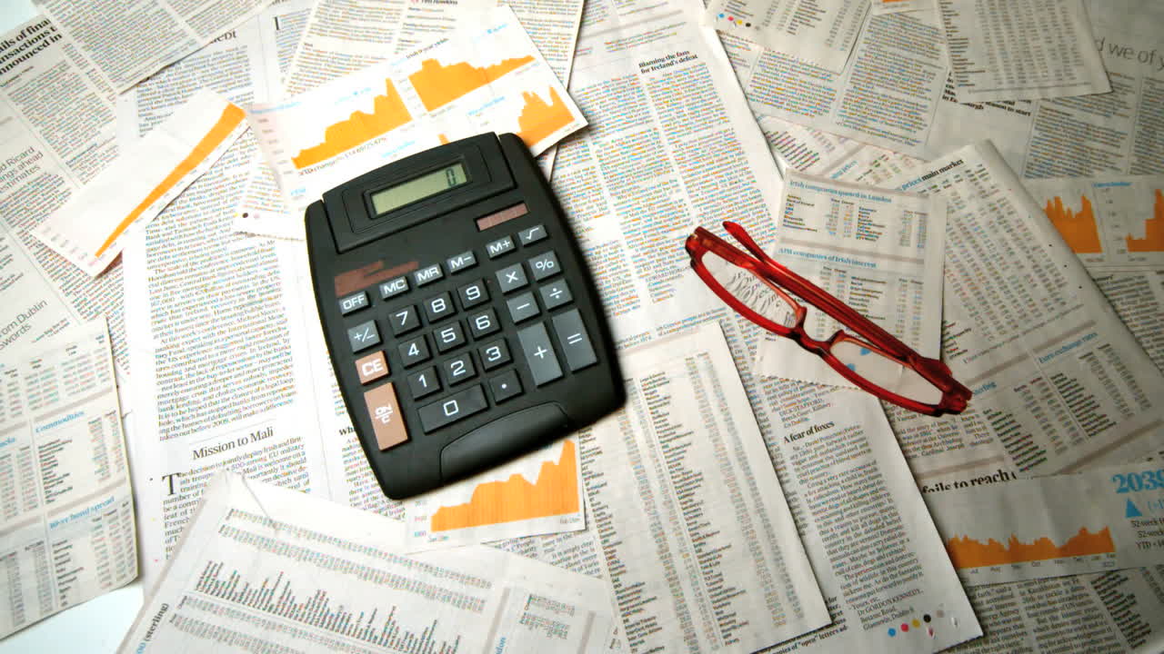 gafas de lectura rojas cayendo y rebotando en los papeles