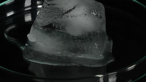 fusión secuencial de hielo en un plato de vidrio transparente