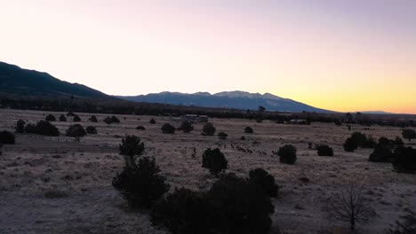 Alce-Pastando-En-El-Valle-De-La-Montaña-Amanecer-Imágenes-Aéreas-De-Drones