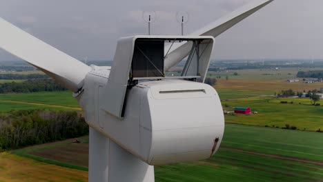 Parte-Trasera-De-La-Góndola-De-Turbina-Eólica-Con-Palas-De-Hélice,-Toma-Panorámica-Aérea