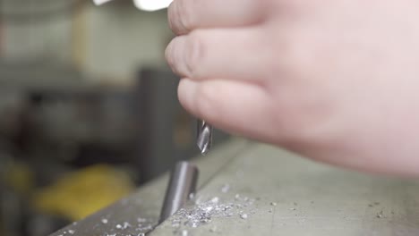 trabajador metalúrgico cambia brocas en una fábrica de fabricación de metal industrial