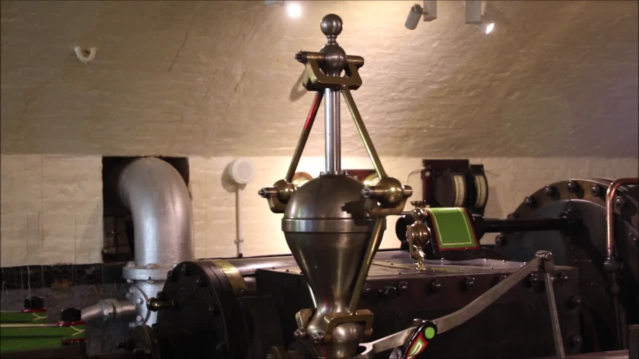 잘 보관되고 광택이 칠해진 크고 무거운 기계류