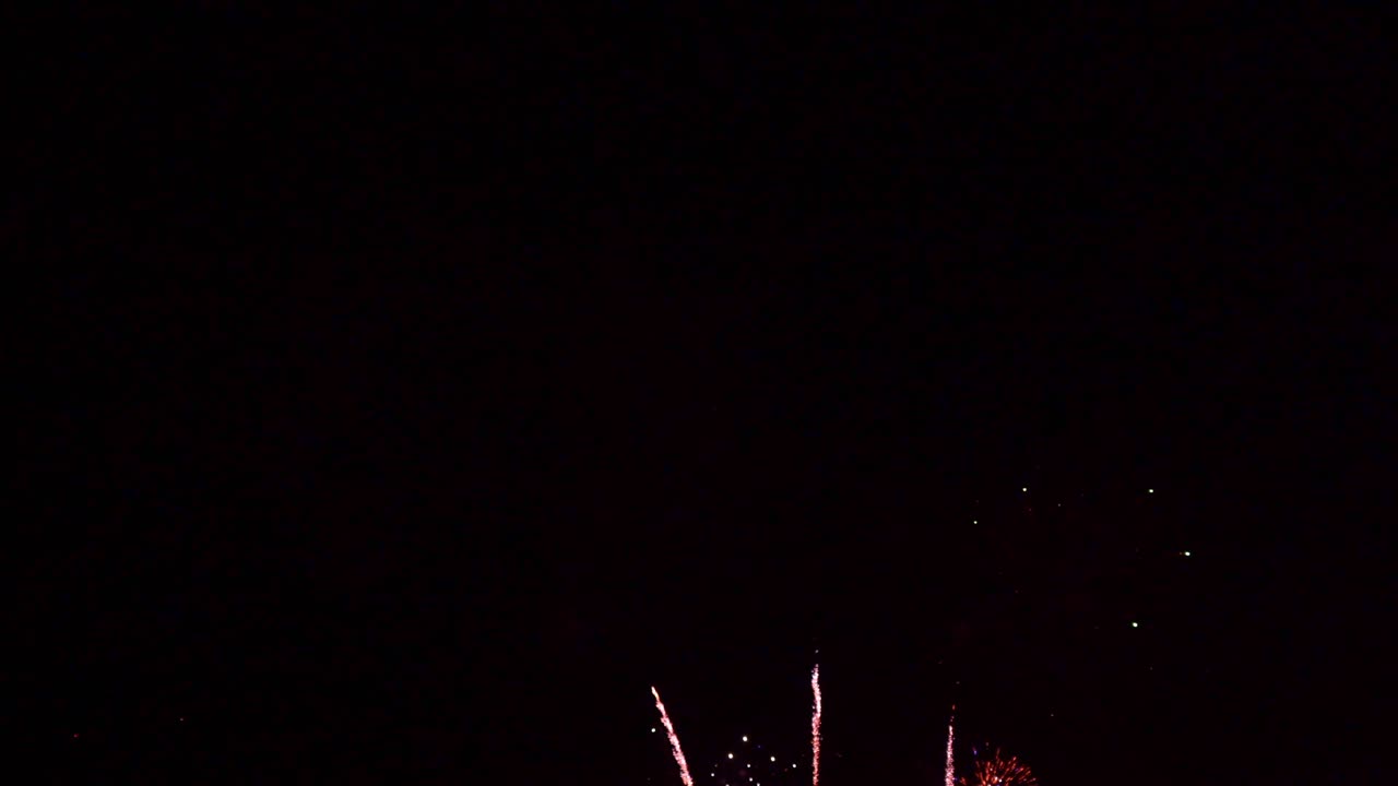 Bellissimo spettacolo pirotecnico colorato di notte per una celebrazione durante un festival.