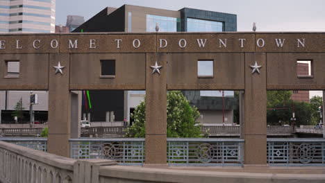 Establishing-shot-of-the-'Welcome-to-Houston'-Sign-in-downtown-Houston,-Texas