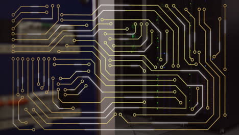 animación del patrón de la placa de circuitos sobre el hardware y el rack de servidor de datos iluminado en la sala de servidores.