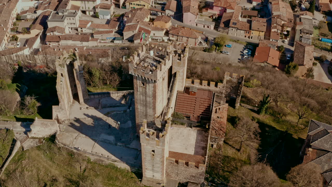 disparo de drones sobre el castillo de scaligero, mantova italia