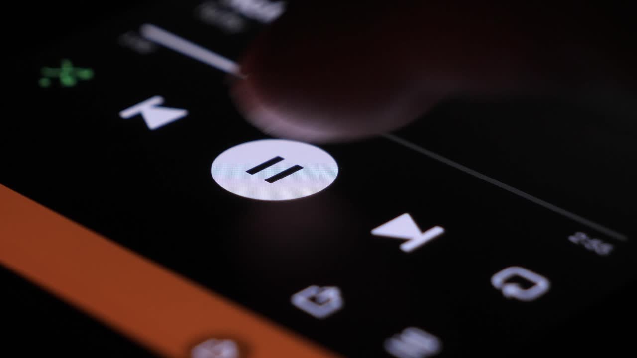 스포티파이 앱 진행 표시줄을 따라 손가락으로 스크롤하고 잠시 아이콘을 누르면 재생됩니다.