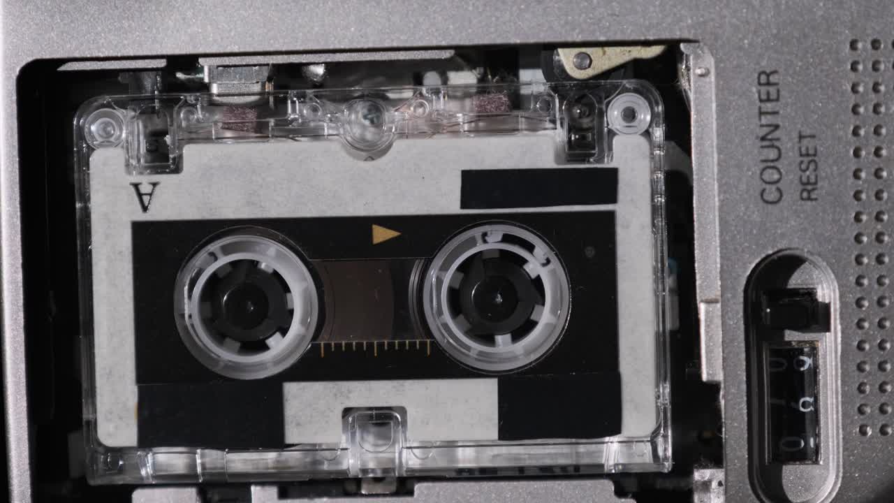 마이크로 카세트는 휴대용 휴대용 레코더, 테이프 레트로 플레이어에서 회전합니다.