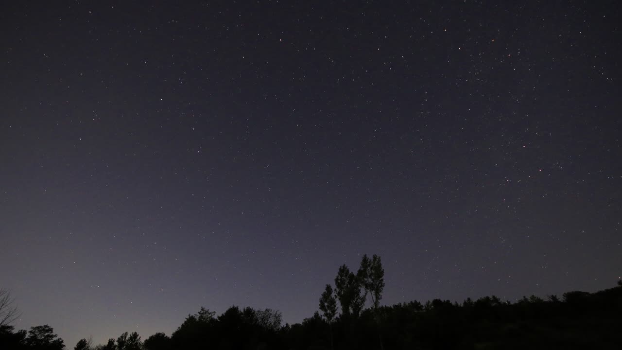 폴라리스 주위를 둘러싼 별의 흔적 시간 지연