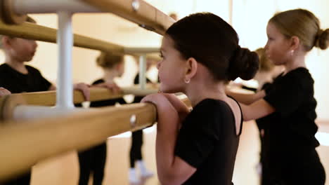 bambini in lezione di danza classica