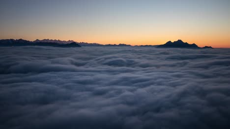 El-Tiempo-Del-Atardecer-De-Día-A-Noche-Cae-Sobre-Una-Inversión-De-Nubes-En-Los-Alpes-Suizos-Visto-Desde-Rigi,-Suiza,-Con-Vistas-A-Las-Montañas-Y-Las-Estrellas