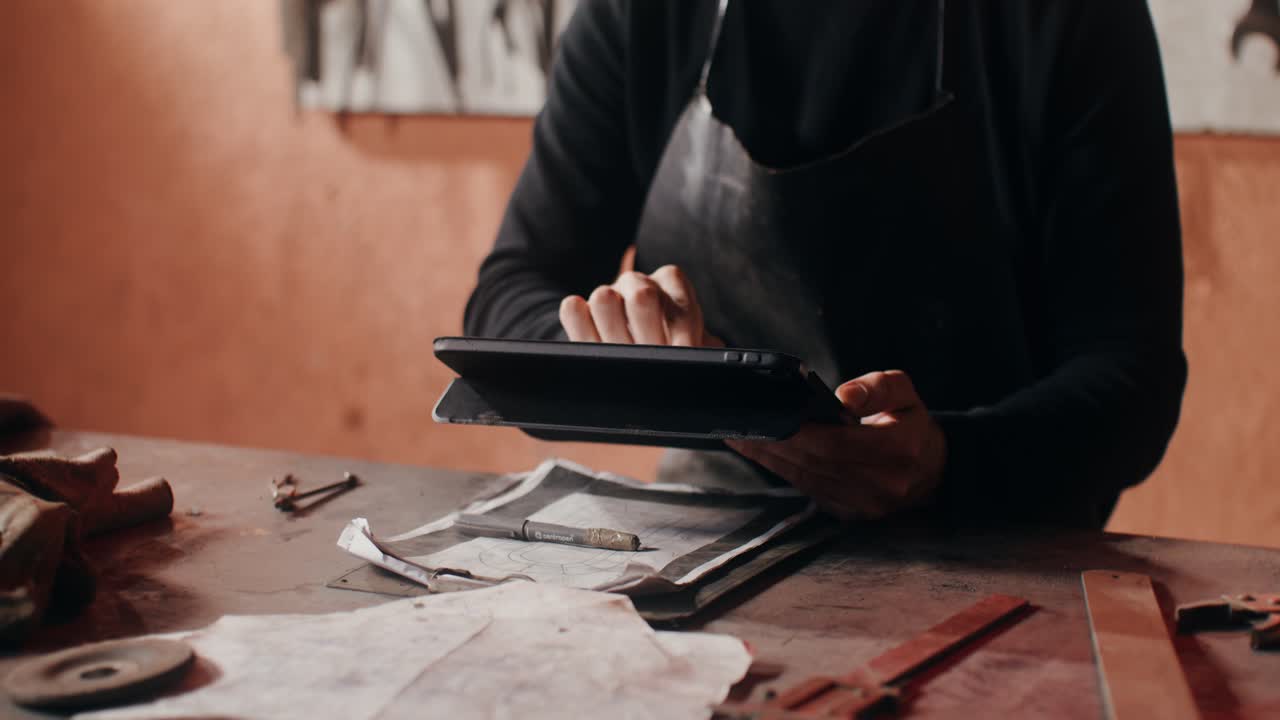 artigiano al lavoro in un laboratorio