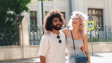 una pareja caminando por la ciudad.