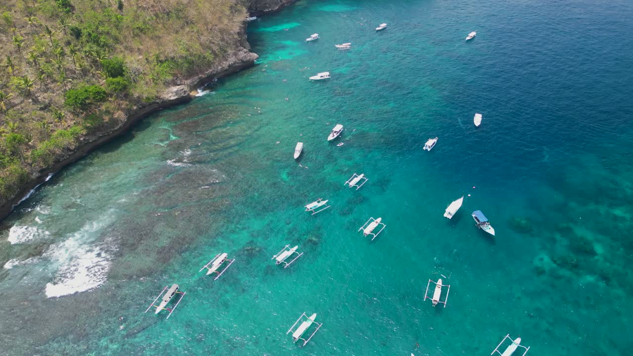 크리스탈 비치 (nusa penida, bali) 의 놀라운 4k 드론 영상.