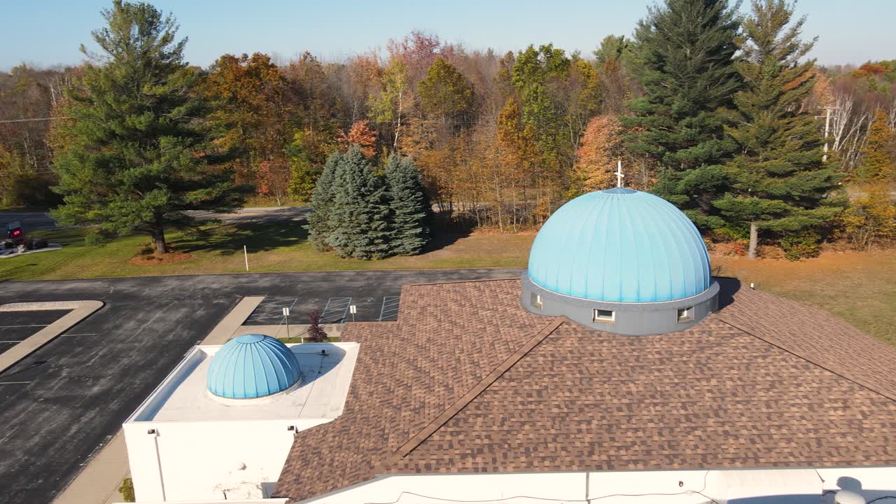 근처에 그리스 교회가 있는 각진 접근 방식