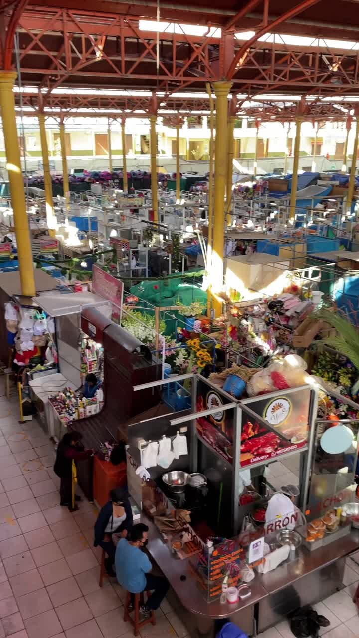 Veduta dall'alto di un vivace mercato pubblico al coperto