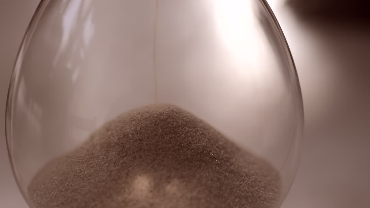 슬로우 모션으로 떨어지는 모래시계 모래 클로즈업