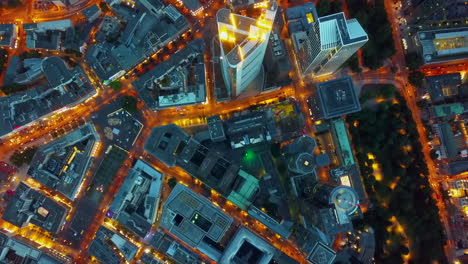 Centro-De-La-Ciudad-De-Frankfurt-Am-Main-Por-La-Noche-Con-Luces-De-La-Calle-Y-Tráfico-De-Pájaros-Aéreos-Vista-De-Arriba-Hacia-Abajo