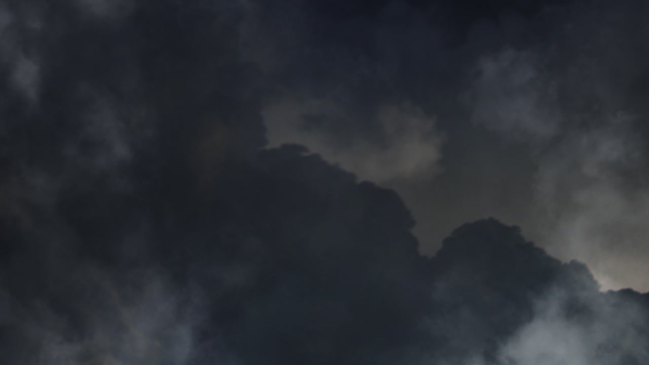 어두운 적란운의 관점, 뇌우 및 번개