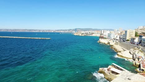 antena de francia, costa azul, menton, casas antiguas de la ciudad y mar en la riviera francesa