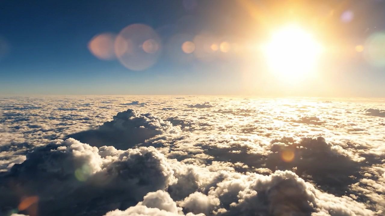 Una vista mozzafiato del cielo: nuvole serene e un sole splendente che brillano su un vasto orizzonte, catturati in due scatti straordinari