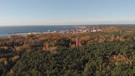 Clip-Cinematográfico-De-Un-Dron-Volando-Sobre-El-Panorama-De-La-Península-De-Hel,-Polonia