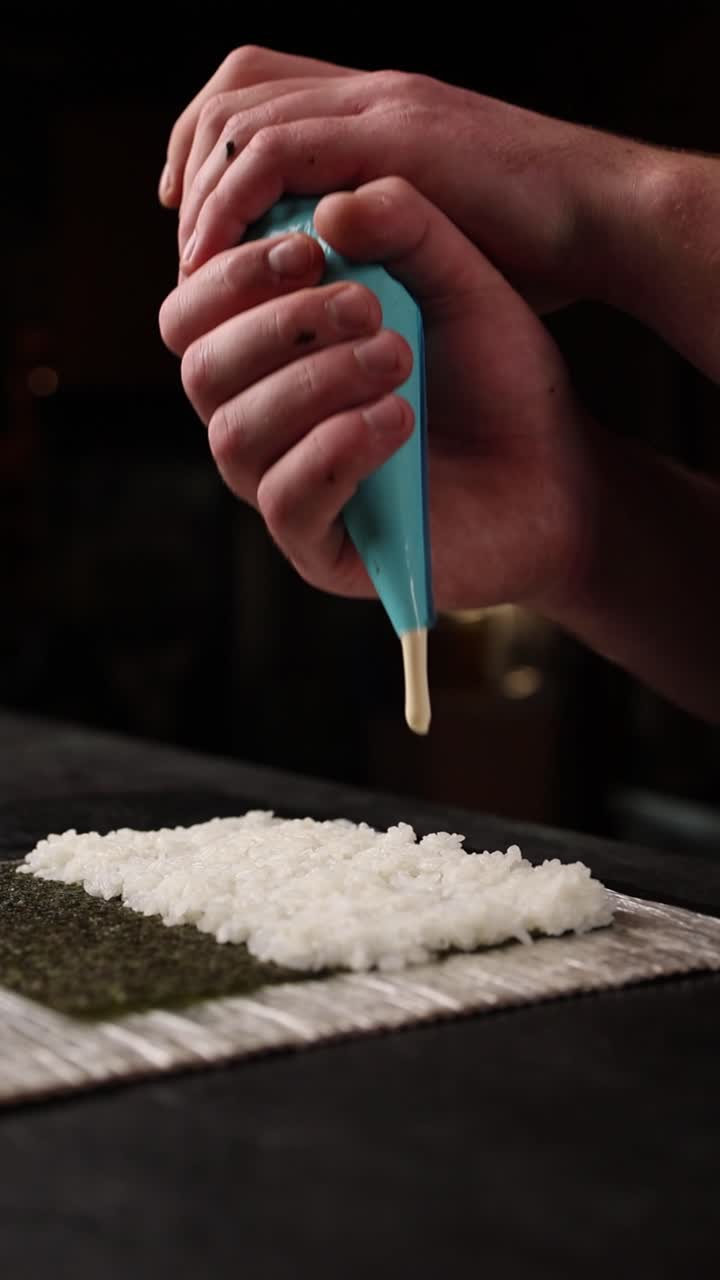 hacer rollos de sushi