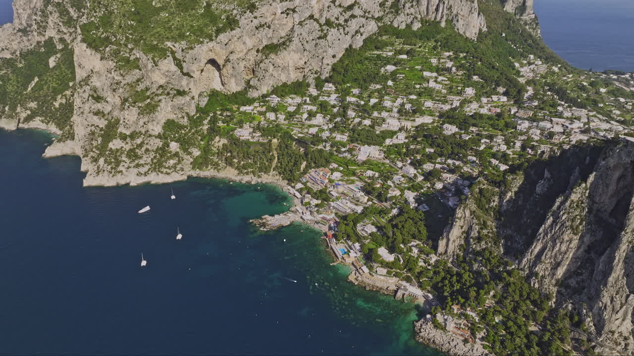 capri italia aérea v6 pájaros vista visual avión no tripulado sobrevuelo del mar tirreno capturando pintoresca bahía de marina piccola, una ciudad turística de lujo ubicada en medio de acantilados escarpados - filmado con mavic 3 cine - mayo 2023