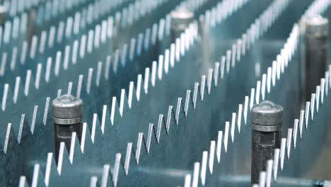 filas de placas metálicas con bordes afilados en la máquina herramienta. proceso de fabricación